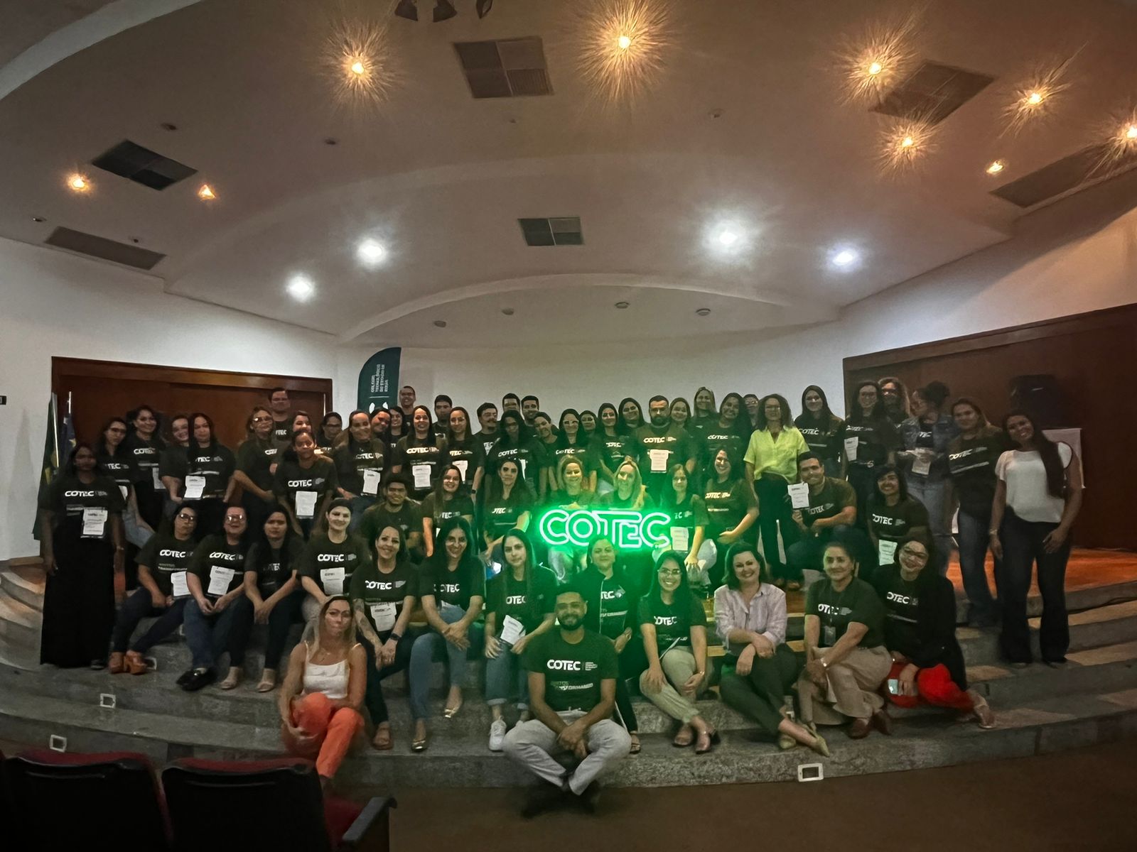 Grupo de participantes reunido ao final de uma formação