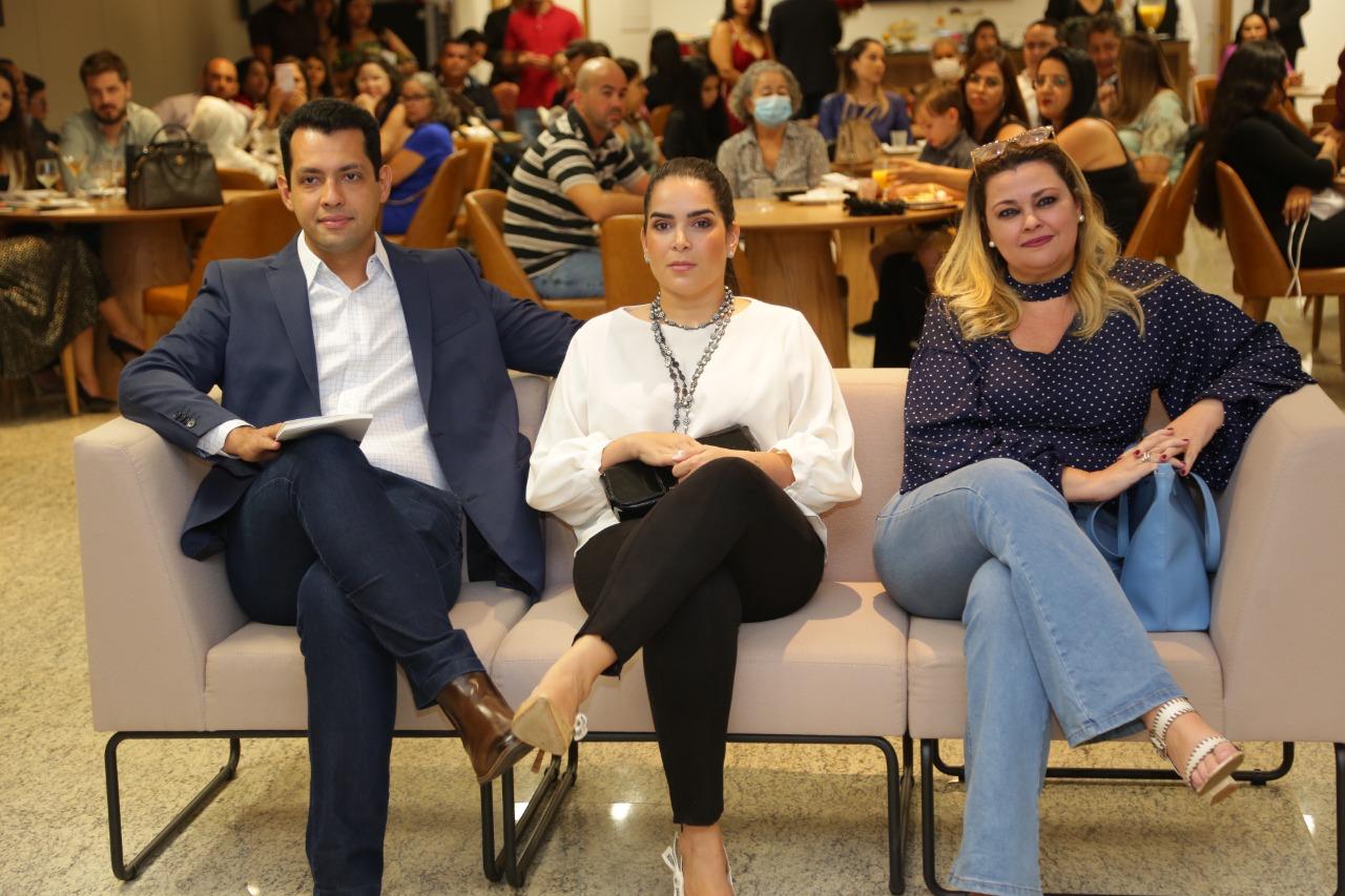 Claudiane em encontro com profissionais durante um evento