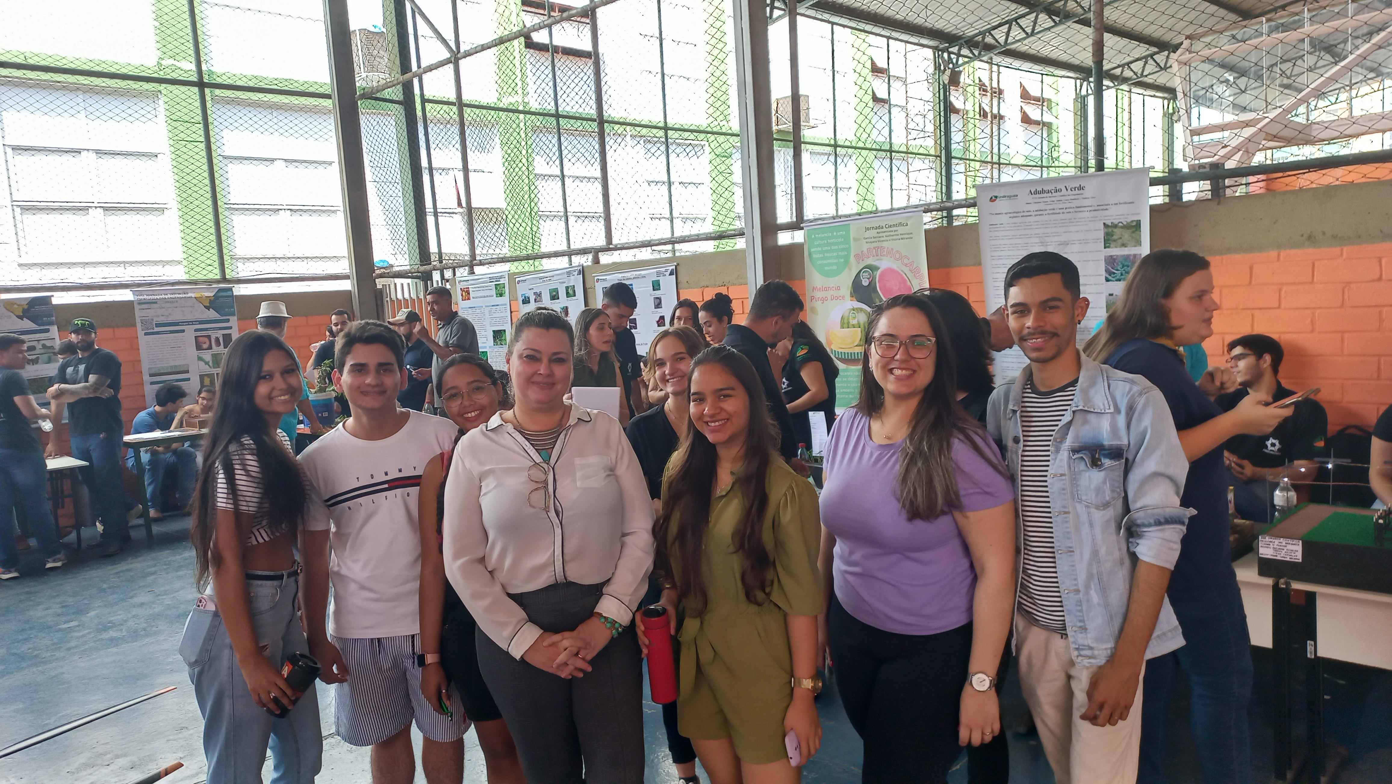 Grupo reunido em ambiente acadêmico durante uma atividade